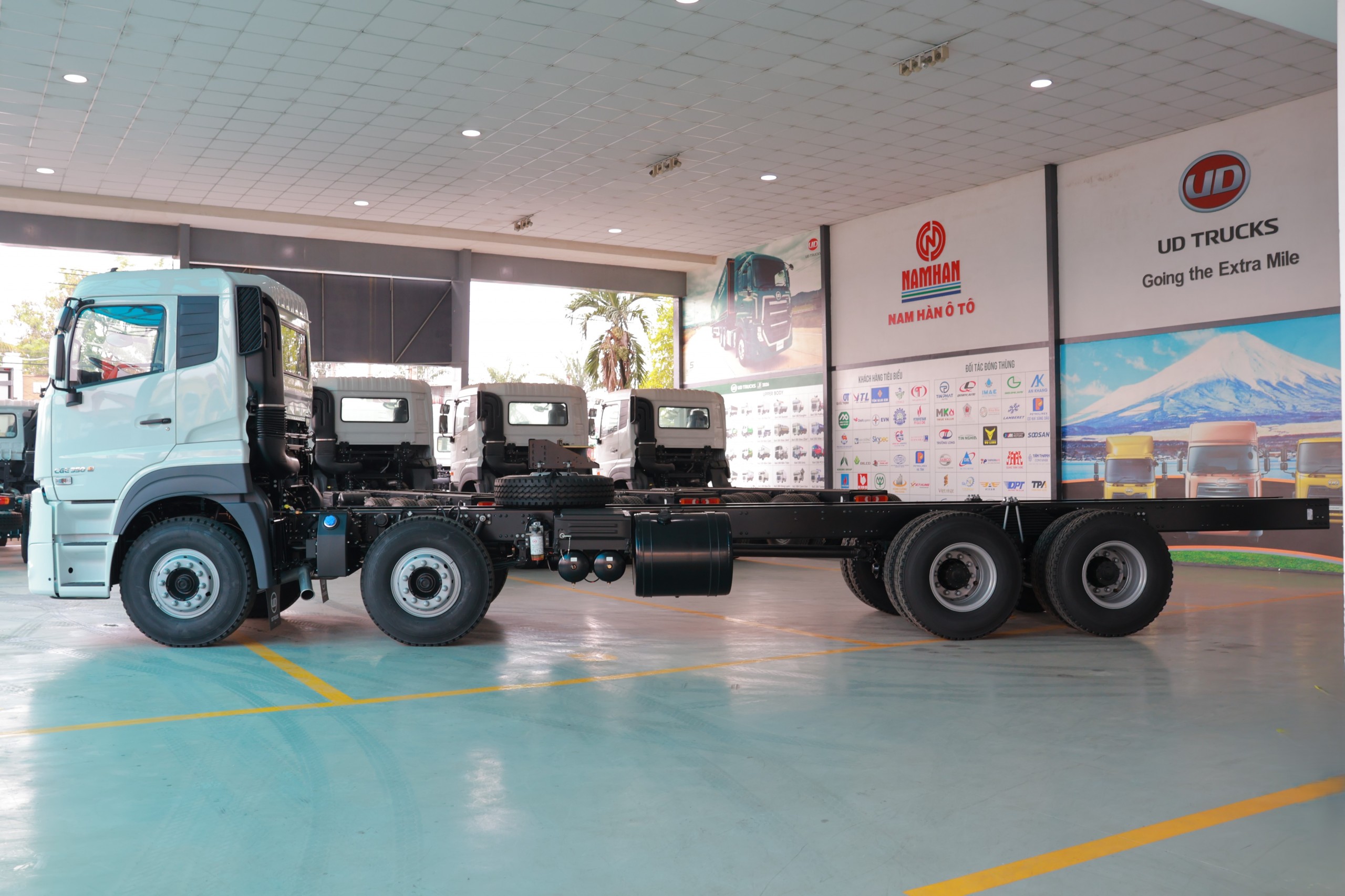 Chassis 8x4 CGE 350 WB6800 - http://marketing.udtrucks.com.vn/file/udtrucks/CGE-350/v2026-WB6800/photo/4.jpg