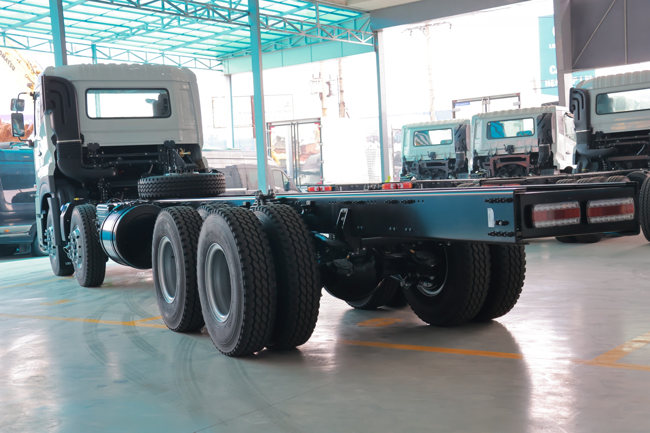 Chassis 8x4 CGE 350 WB6800 - http://marketing.udtrucks.com.vn/file/udtrucks/CGE-350/v2026-WB6800/photo/5.jpg