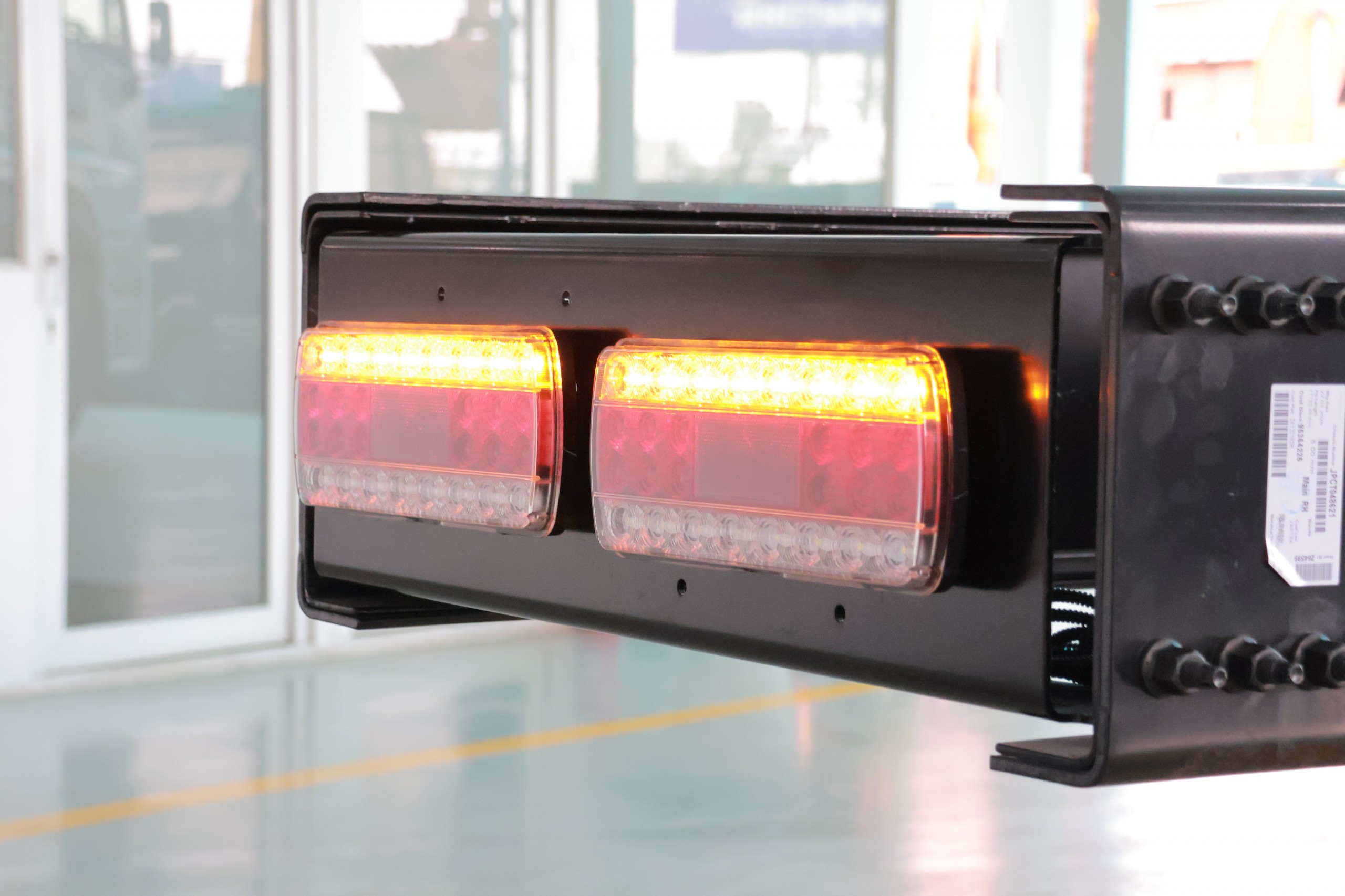 Chassis 8x4 CGE 350 WB6800 - http://marketing.udtrucks.com.vn/file/udtrucks/CGE-350/v2026-WB6800/photo/quester_2026_lamp.jpg