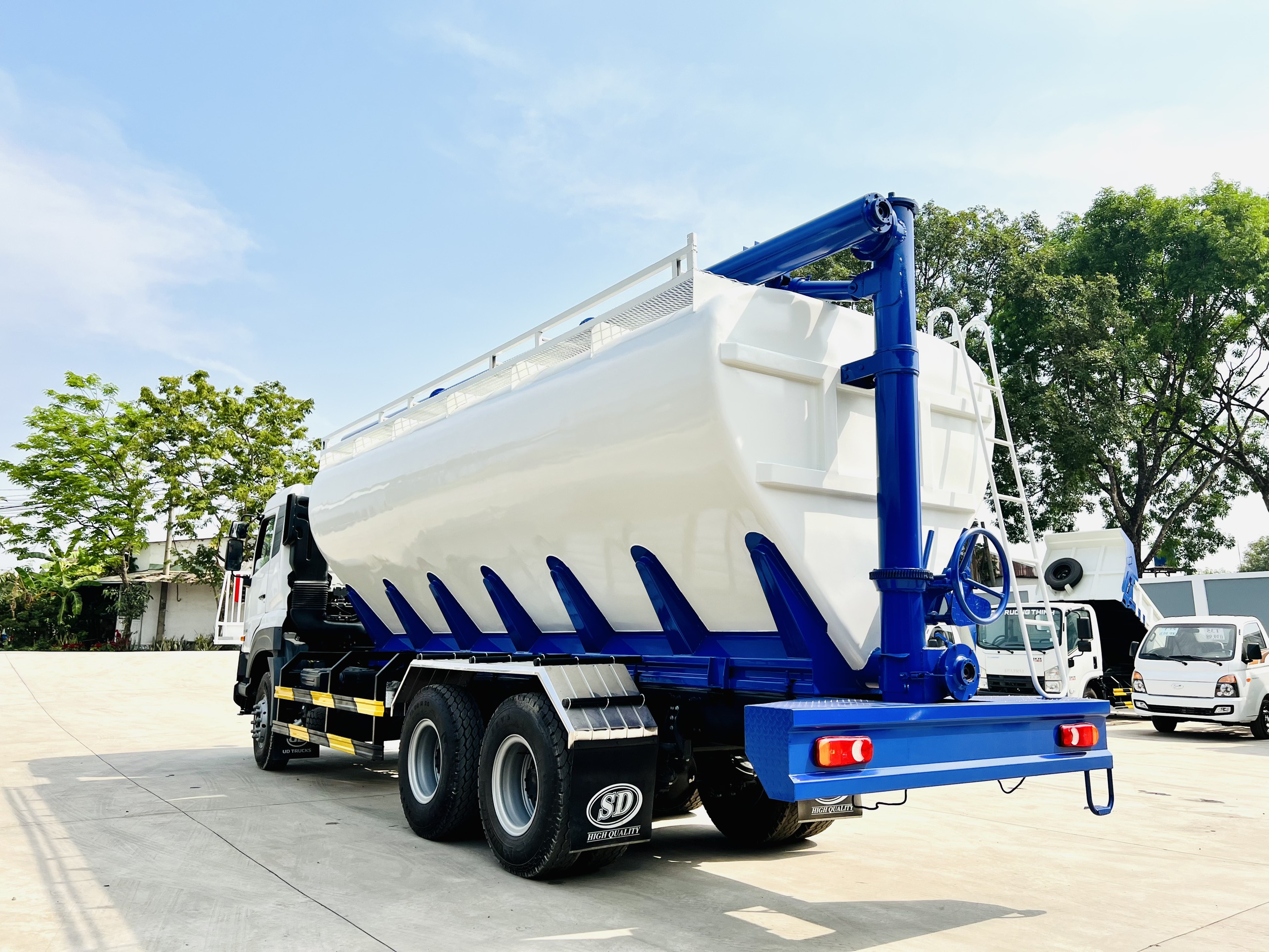 Bồn Cám 6x4 CWE 350 - http://marketing.udtrucks.com.vn/file/udtrucks/CWE-350/Bon-Cam/photo/z4159069599357_95e7fb0c73c694905.jpg