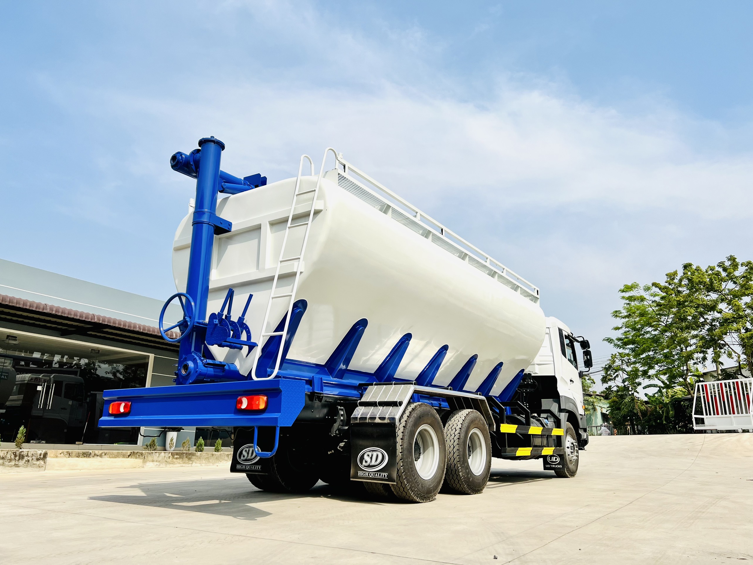 Bồn Cám 6x4 CWE 350 - http://marketing.udtrucks.com.vn/file/udtrucks/CWE-350/Bon-Cam/photo/z4159069656015_95e8b250d5b38b4f2.jpg