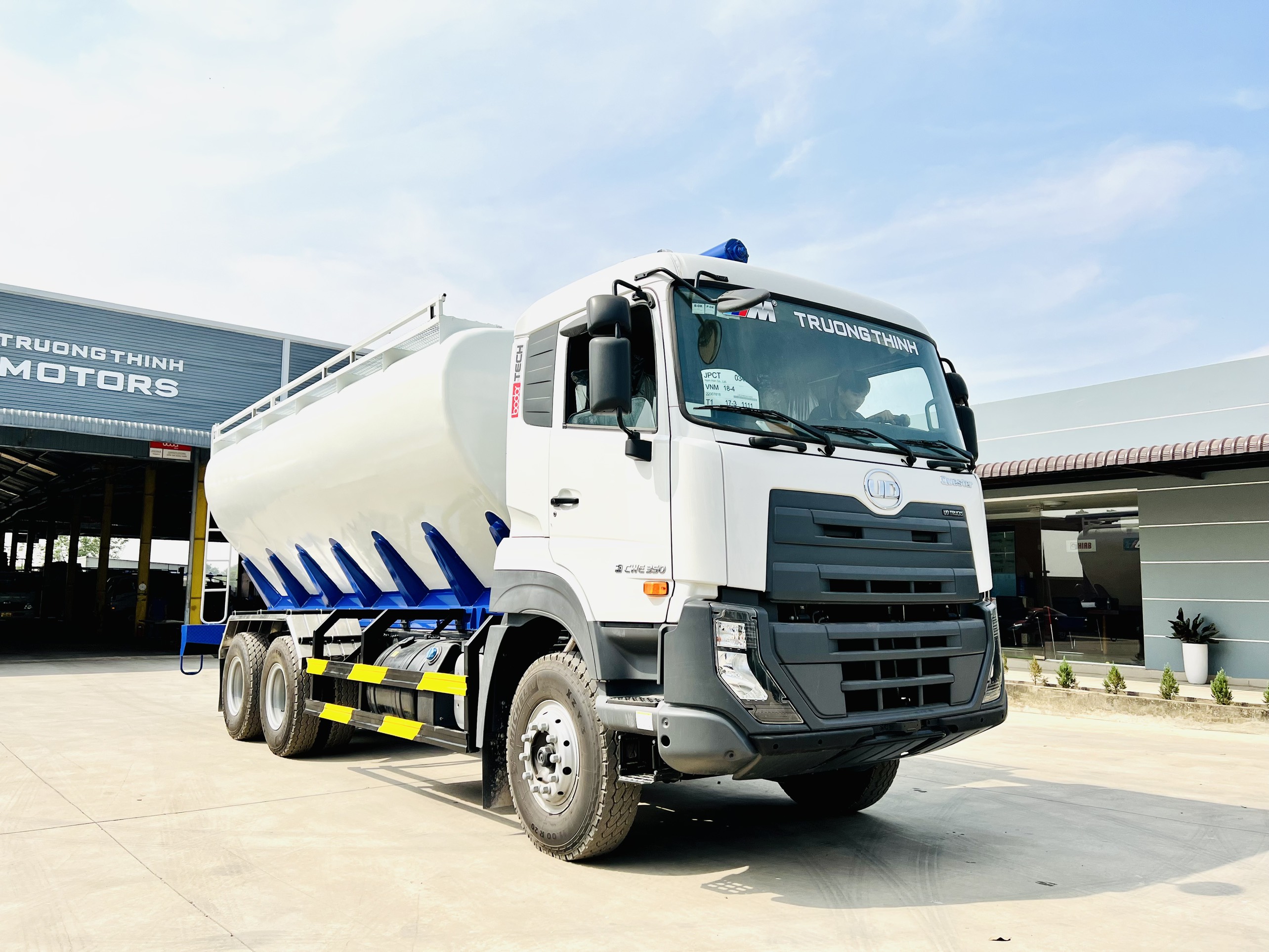 Bồn Cám 6x4 CWE 350 - http://marketing.udtrucks.com.vn/file/udtrucks/CWE-350/Bon-Cam/photo/z4159069686233_22572ebad6a5d9f6a.jpg