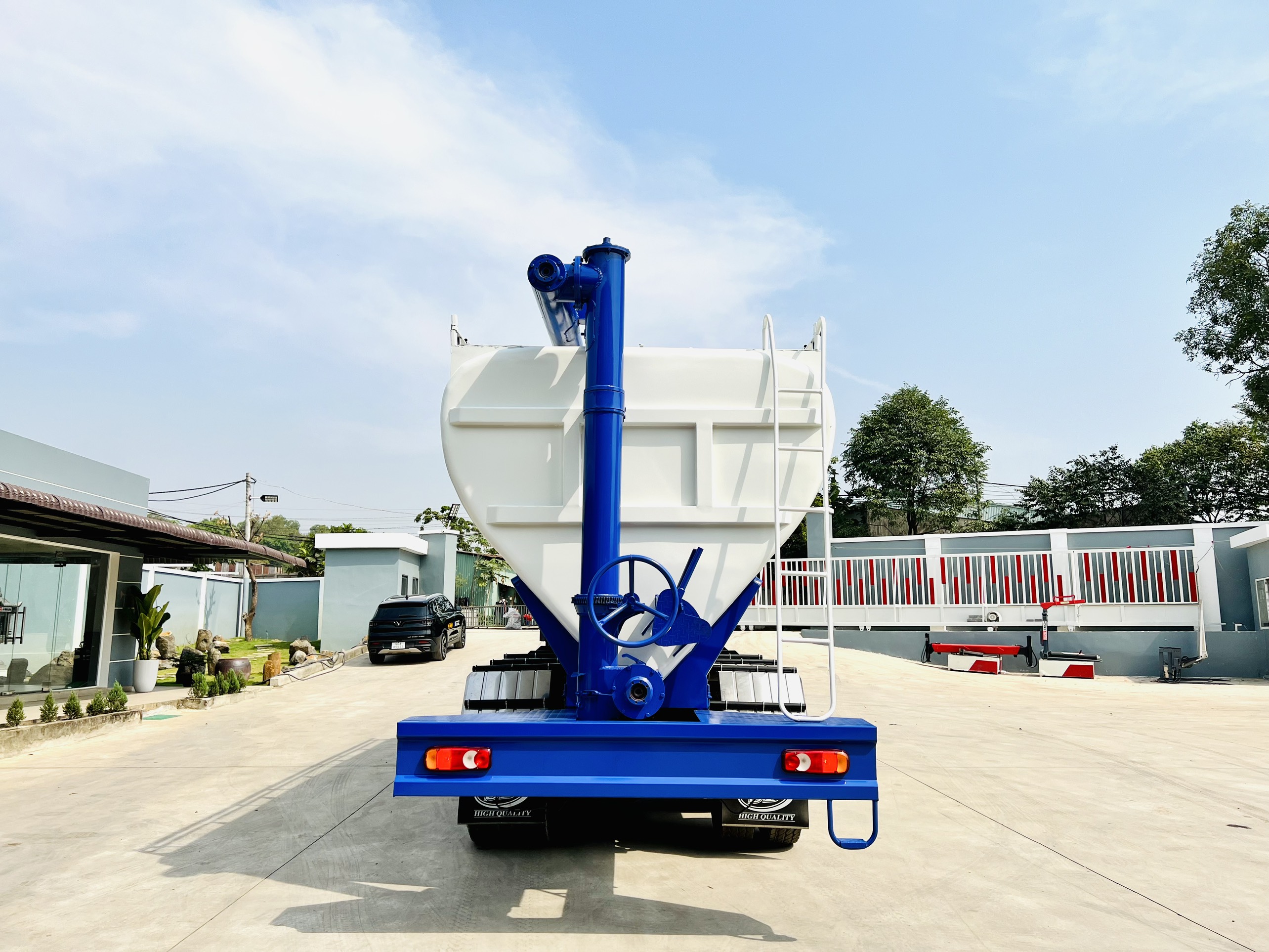 Bồn Cám 6x4 CWE 350 - http://marketing.udtrucks.com.vn/file/udtrucks/CWE-350/Bon-Cam/photo/z4159069727670_48c1864313ab2acf4.jpg