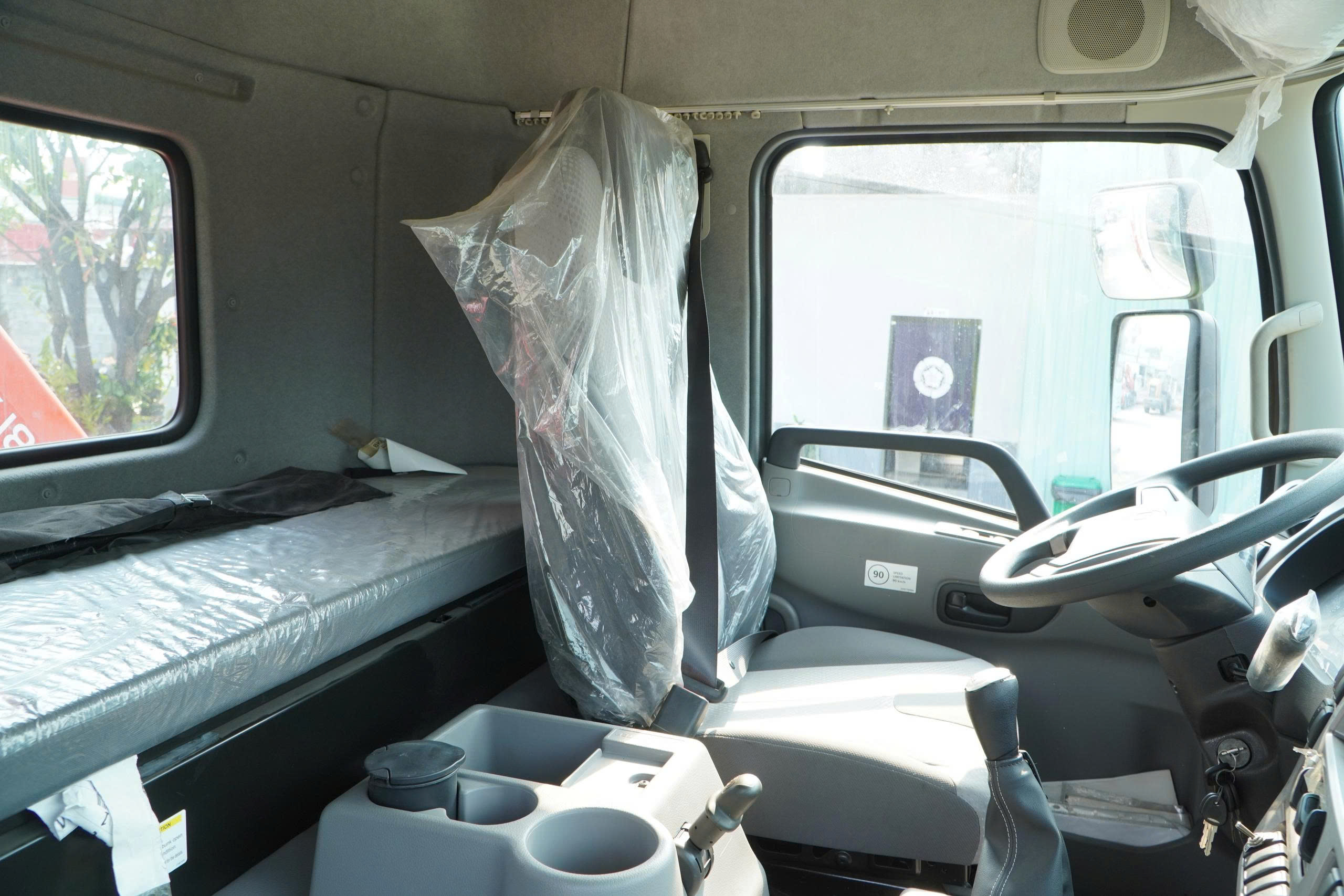 6x4 CWE 350 Sany Palfinger - http://marketing.udtrucks.com.vn/file/udtrucks/CWE-350/Sany-Palfinger/photo/6x4_cwe_350_sany_palfinger_spk_18500_22.jpg