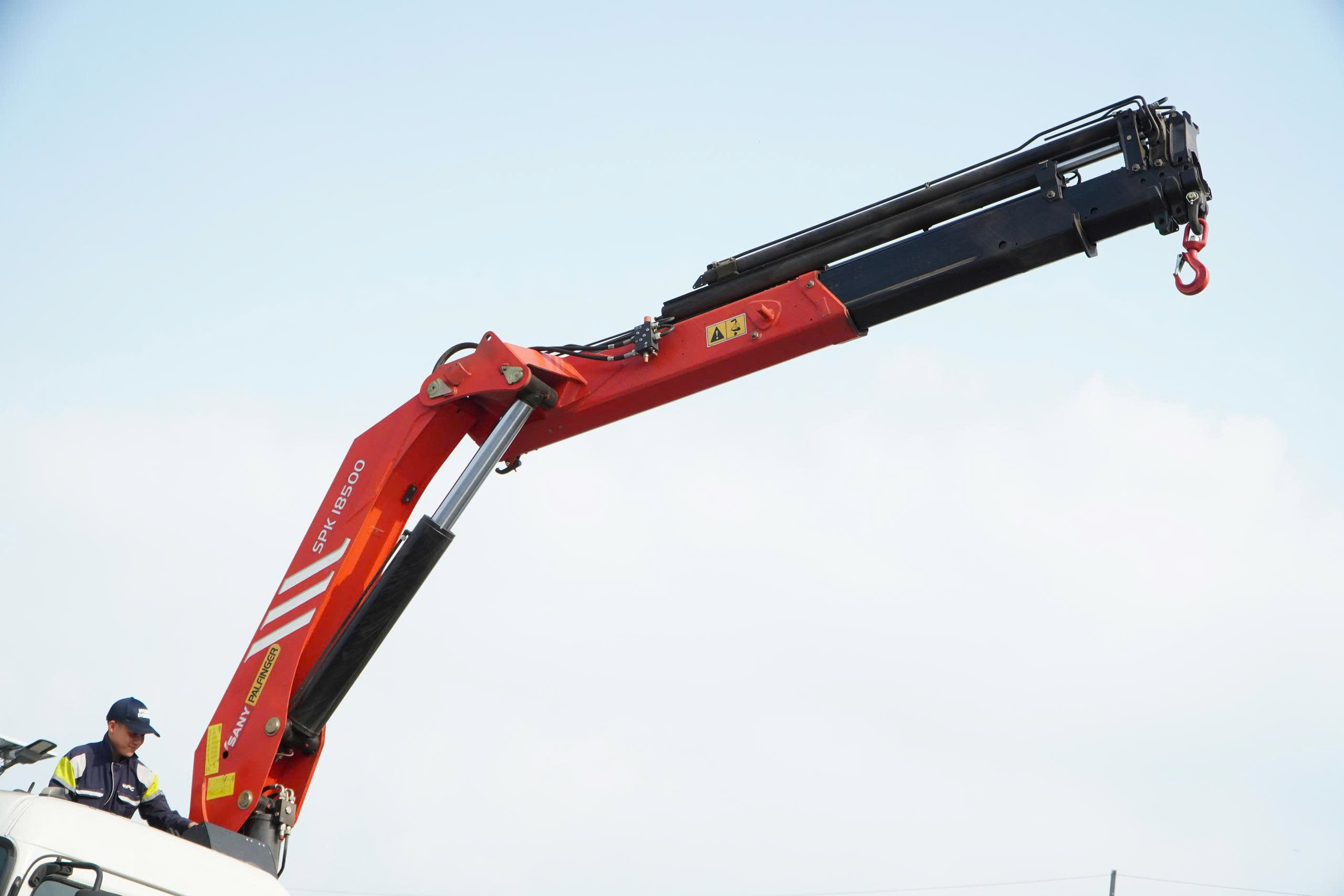 6x4 CWE 350 Sany Palfinger - http://marketing.udtrucks.com.vn/file/udtrucks/CWE-350/Sany-Palfinger/photo/6x4_cwe_350_sany_palfinger_spk_18500_3.jpg