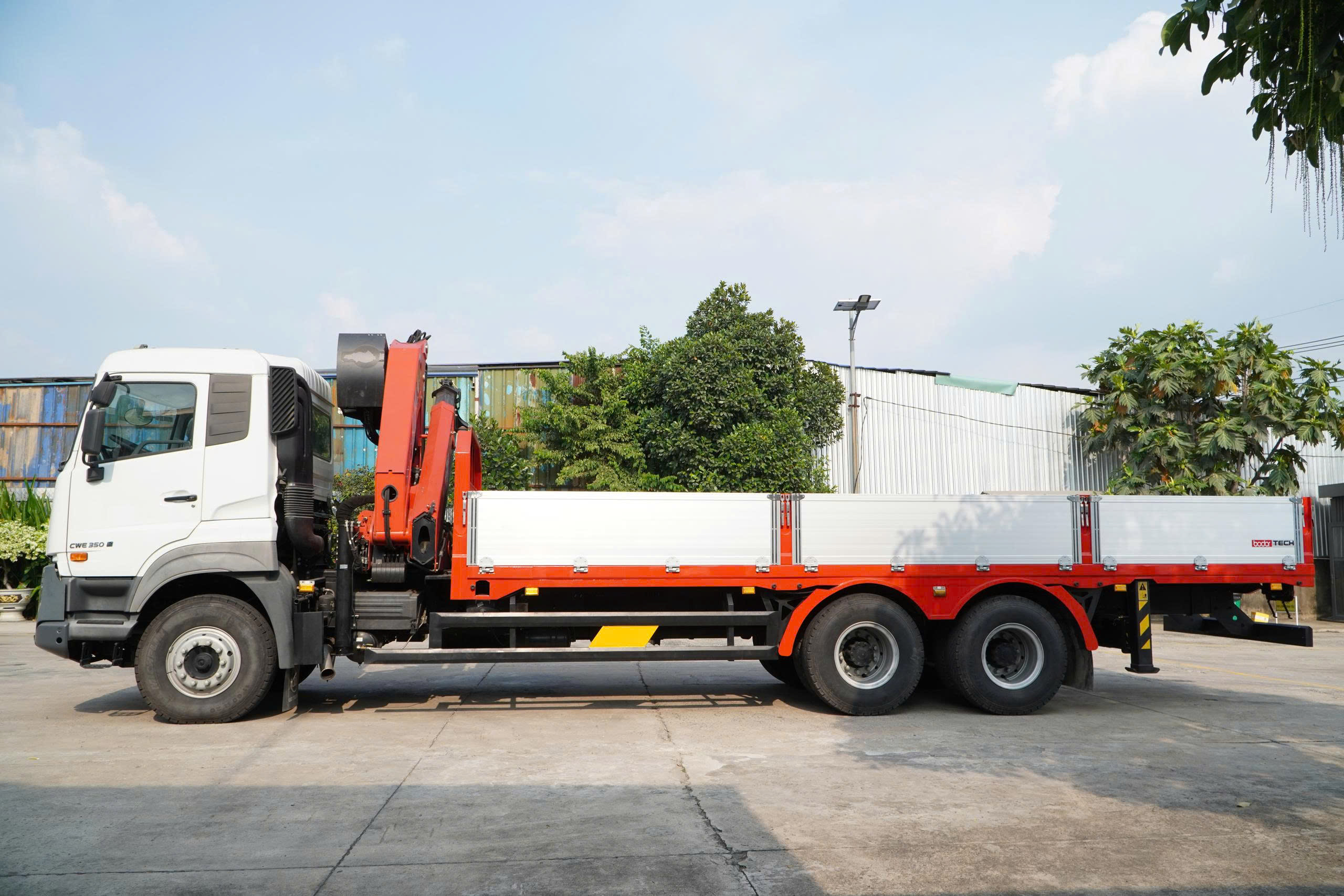 6x4 CWE 350 Sany Palfinger - http://marketing.udtrucks.com.vn/file/udtrucks/CWE-350/Sany-Palfinger/photo/6x4_cwe_350_sany_palfinger_spk_18500_33.jpg