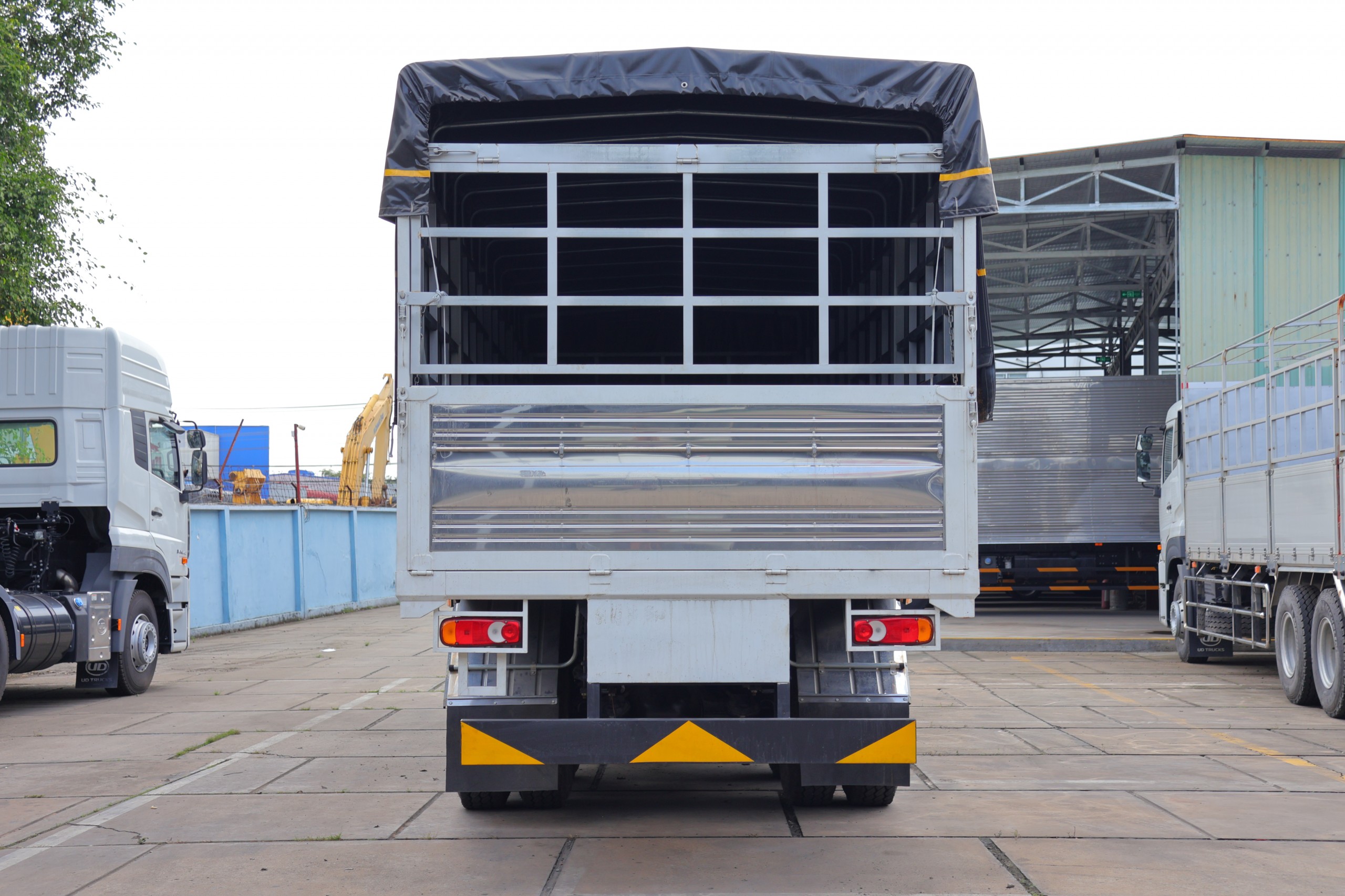 6x4 CWE 350 TMB OTDN - http://marketing.udtrucks.com.vn/file/udtrucks/CWE-350/TMB-9m1-OTDN/photo/6x4_cwe_350_wb5600_thung_bat_9_1m_otdn_5.jpg