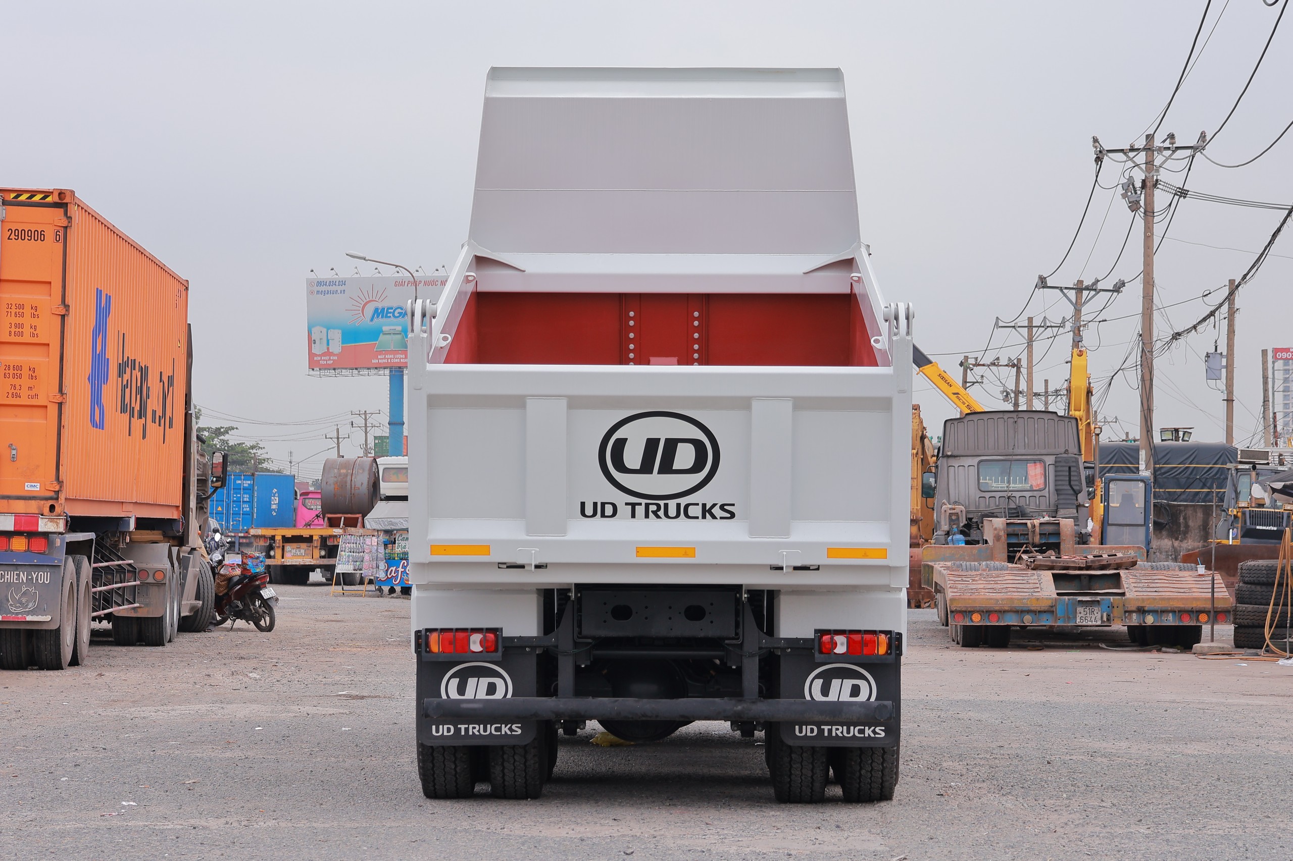 Xe Ben 6x4 CWE 350 10m³ - http://marketing.udtrucks.com.vn/file/udtrucks/CWE-350/Xe-Ben-10m3/photo/img_1552.jpg