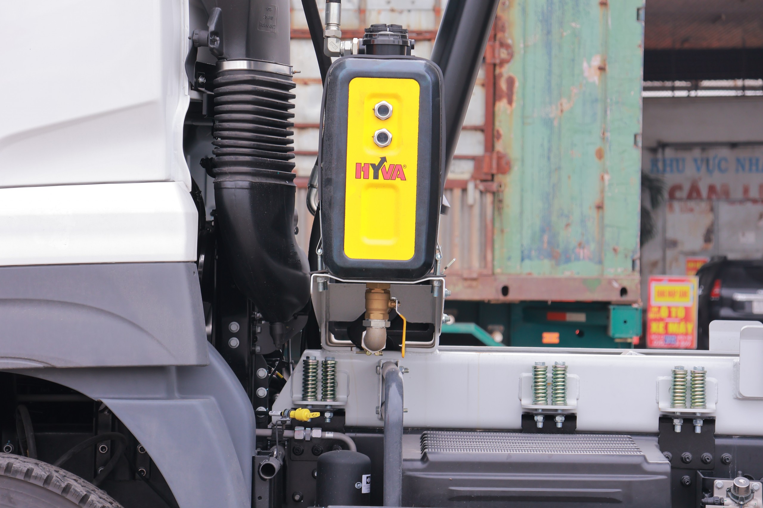 Xe Ben 6x4 CWE 350 10m³ - http://marketing.udtrucks.com.vn/file/udtrucks/CWE-350/Xe-Ben-10m3/photo/img_1593.jpg