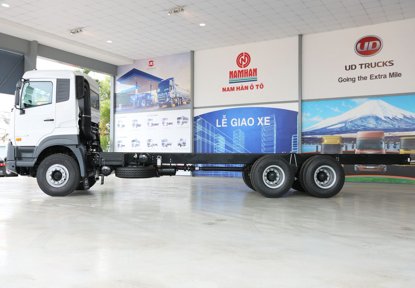 Chassis 6x4 CWE 350 - http://marketing.udtrucks.com.vn/file/udtrucks/CWE-350/photo/IMG_4378low.jpg