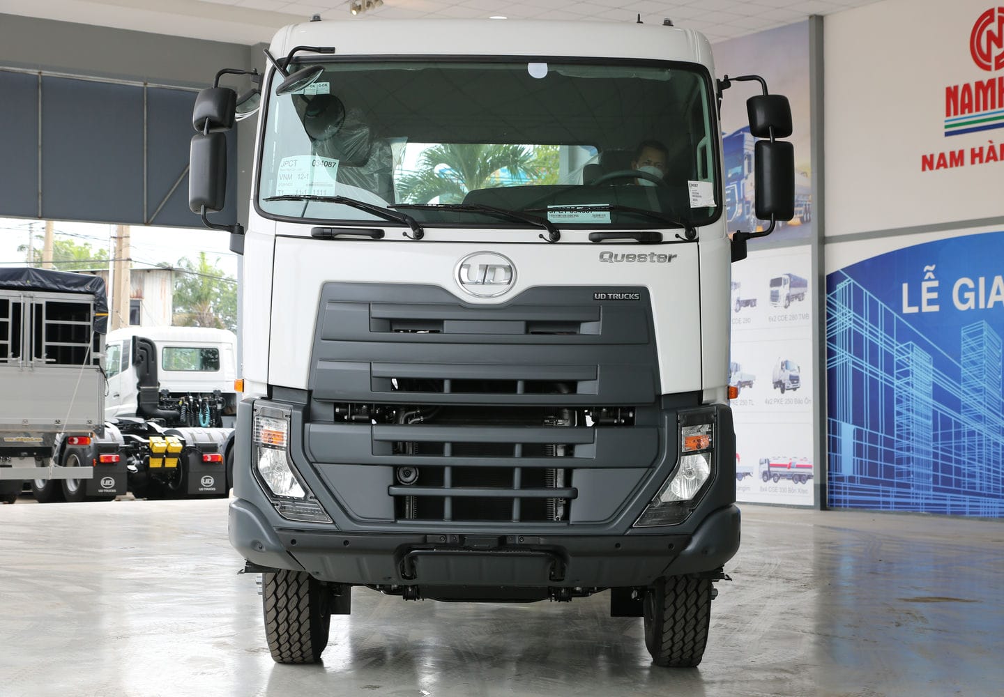 Chassis 6x4 CWE 350 - http://marketing.udtrucks.com.vn/file/udtrucks/CWE-350/photo/IMG_4385low.jpg