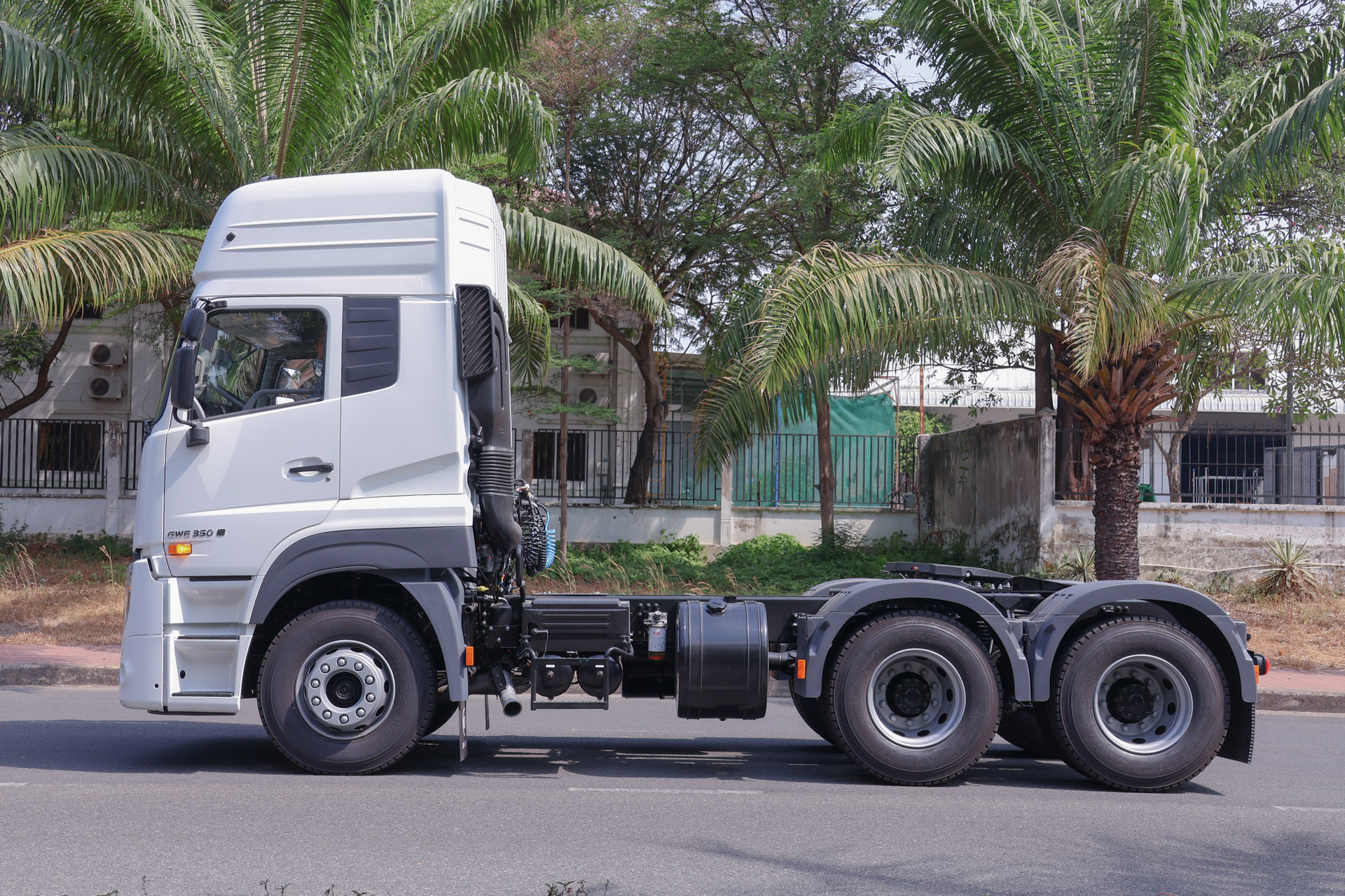 Đầu Kéo Nóc Cao 6x4 GWE 350 - http://marketing.udtrucks.com.vn/file/udtrucks/GWE-350-XXSL/photo/IMG_7637.jpg