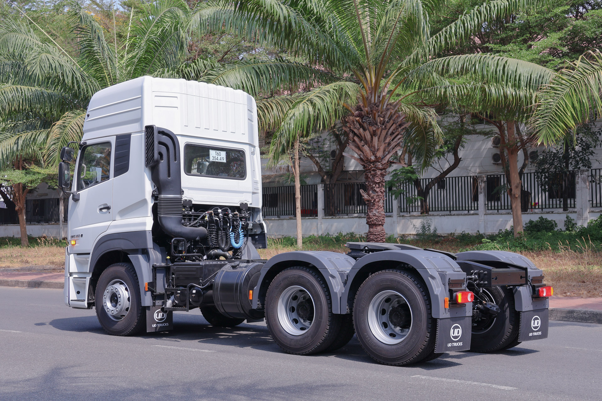 Đầu Kéo Nóc Cao 6x4 GWE 350 - http://marketing.udtrucks.com.vn/file/udtrucks/GWE-350-XXSL/photo/IMG_7639.jpg