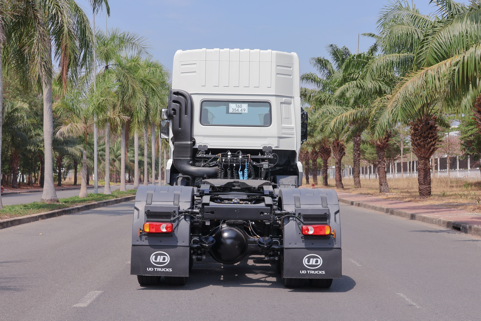 Đầu Kéo Nóc Cao 6x4 GWE 350 - http://marketing.udtrucks.com.vn/file/udtrucks/GWE-350-XXSL/photo/IMG_7643.jpg