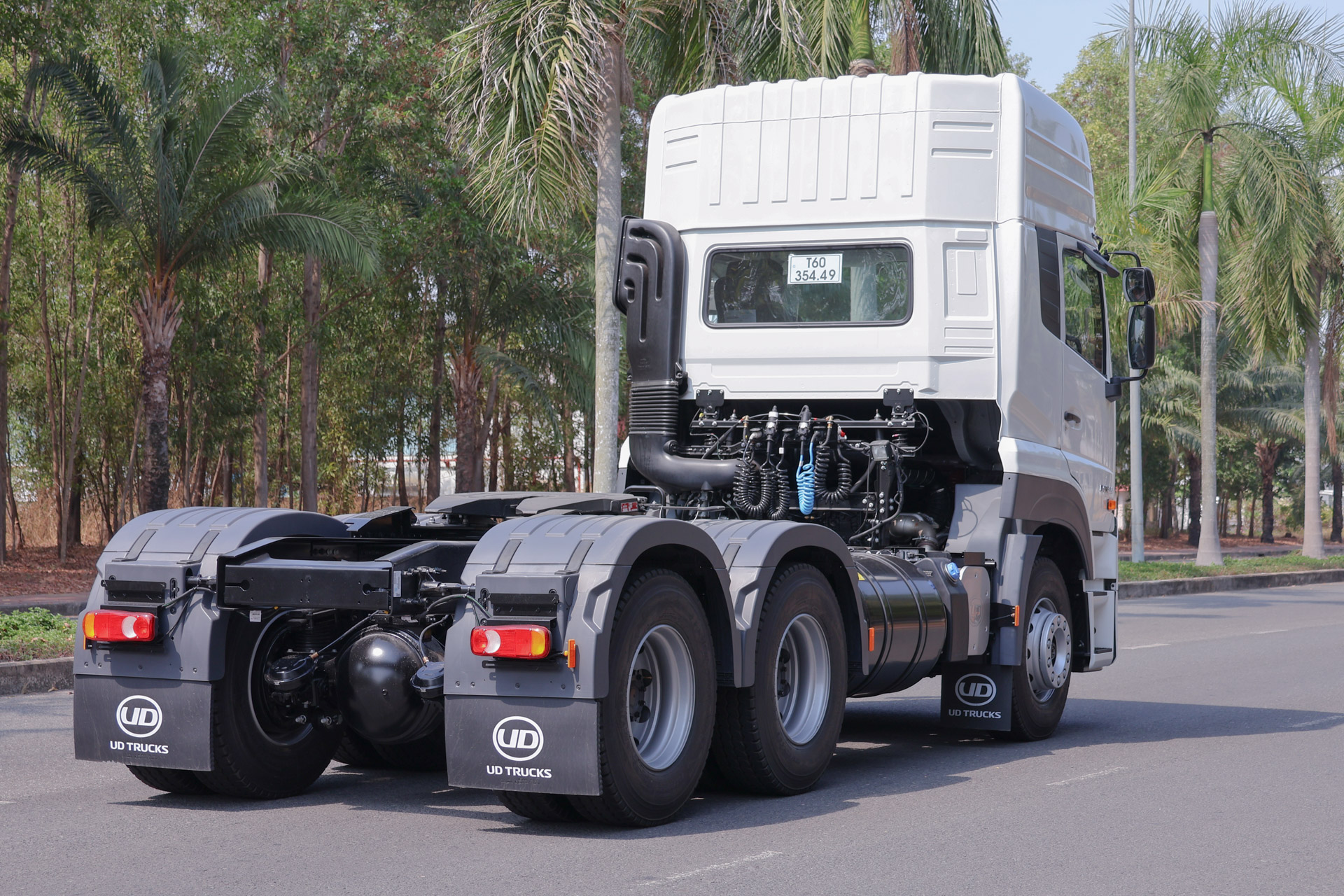 Đầu Kéo Nóc Cao 6x4 GWE 350 - http://marketing.udtrucks.com.vn/file/udtrucks/GWE-350-XXSL/photo/IMG_7645.jpg