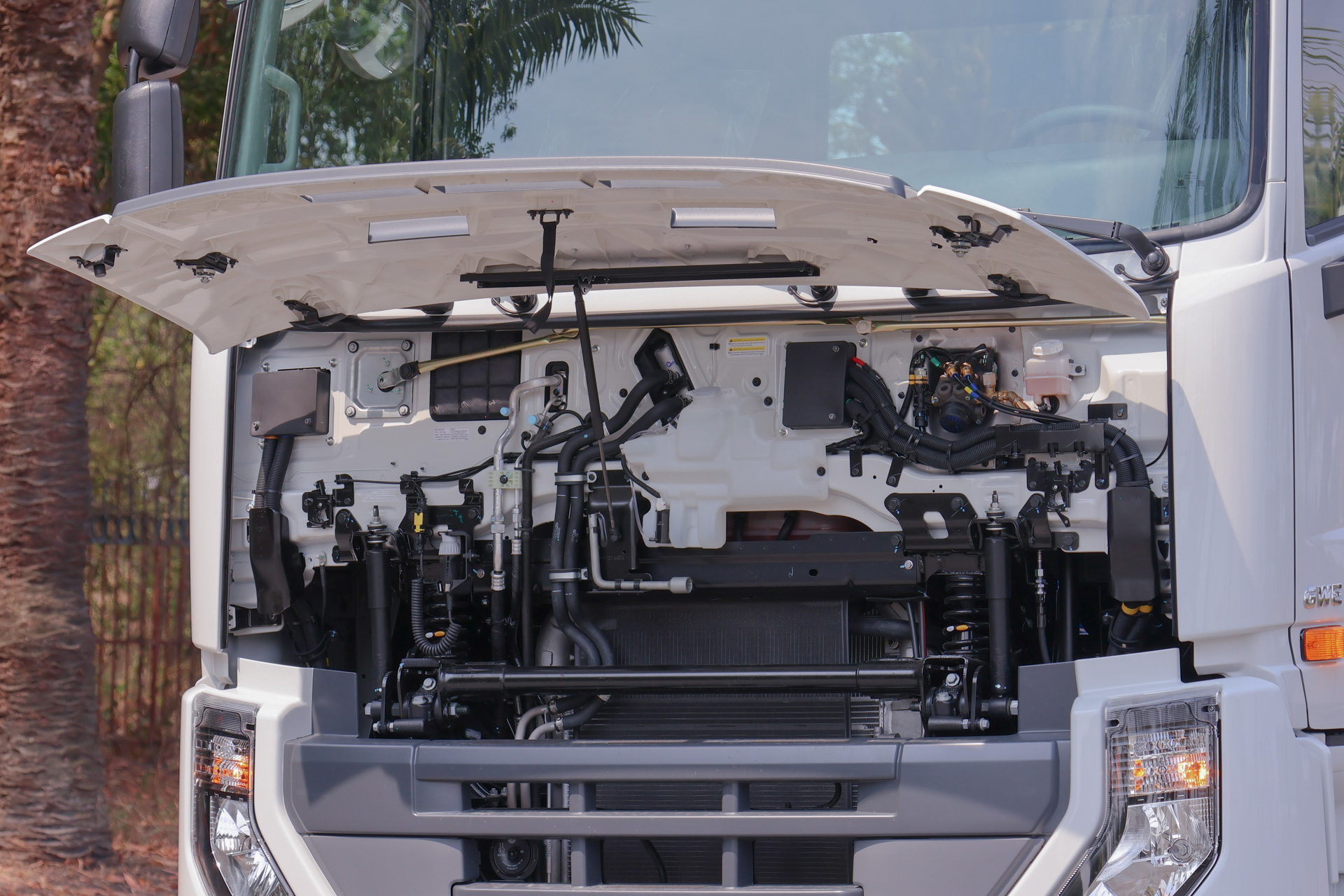 Đầu Kéo Nóc Cao 6x4 GWE 350 - http://marketing.udtrucks.com.vn/file/udtrucks/GWE-350-XXSL/photo/IMG_7668.jpg