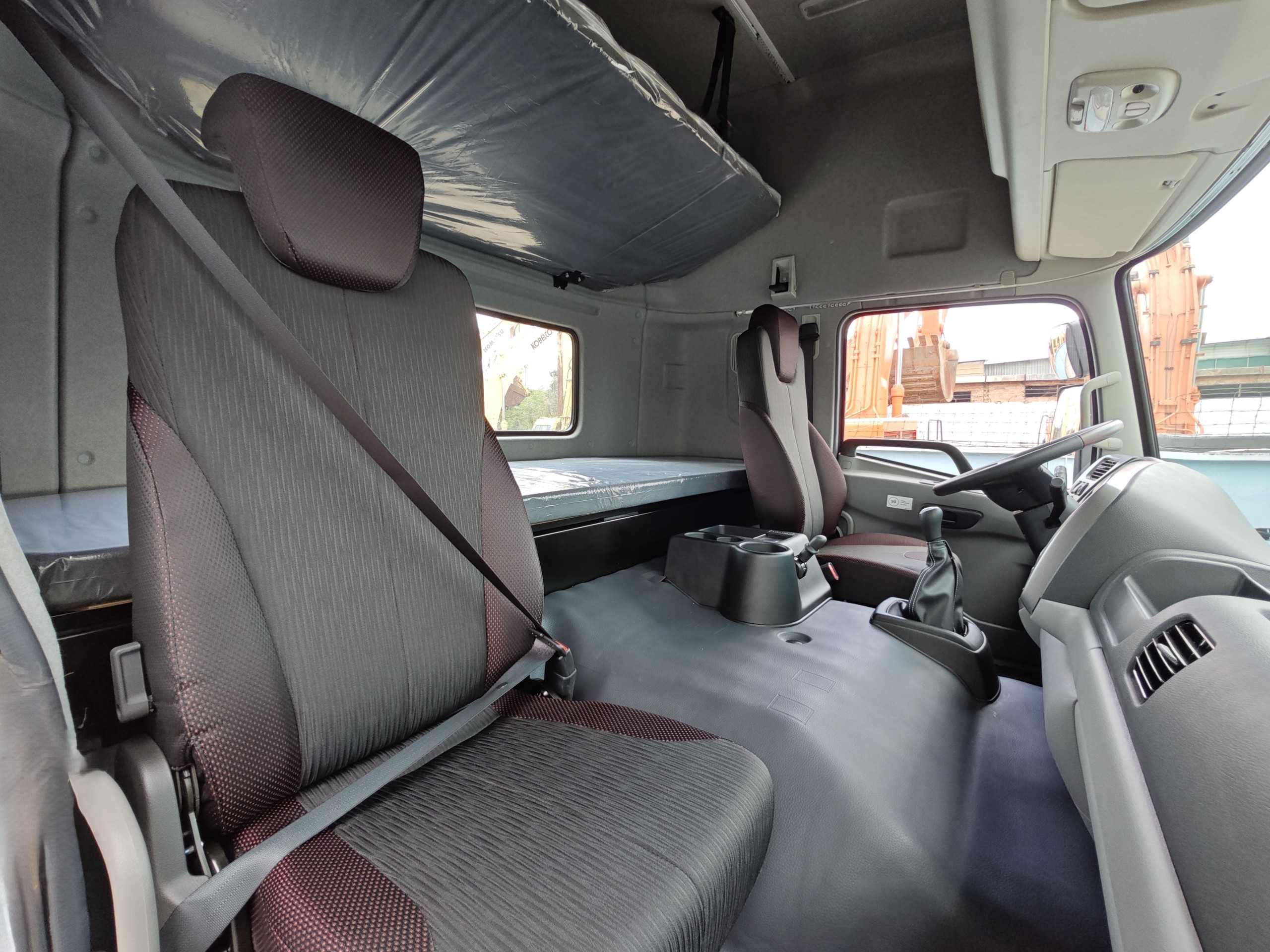 Đầu kéo 6x4 GWE 350 XXSL 2026 - http://marketing.udtrucks.com.vn/file/udtrucks/GWE-350-XXSL/ver-2026/photo/quester_2026_cabin_01.jpg
