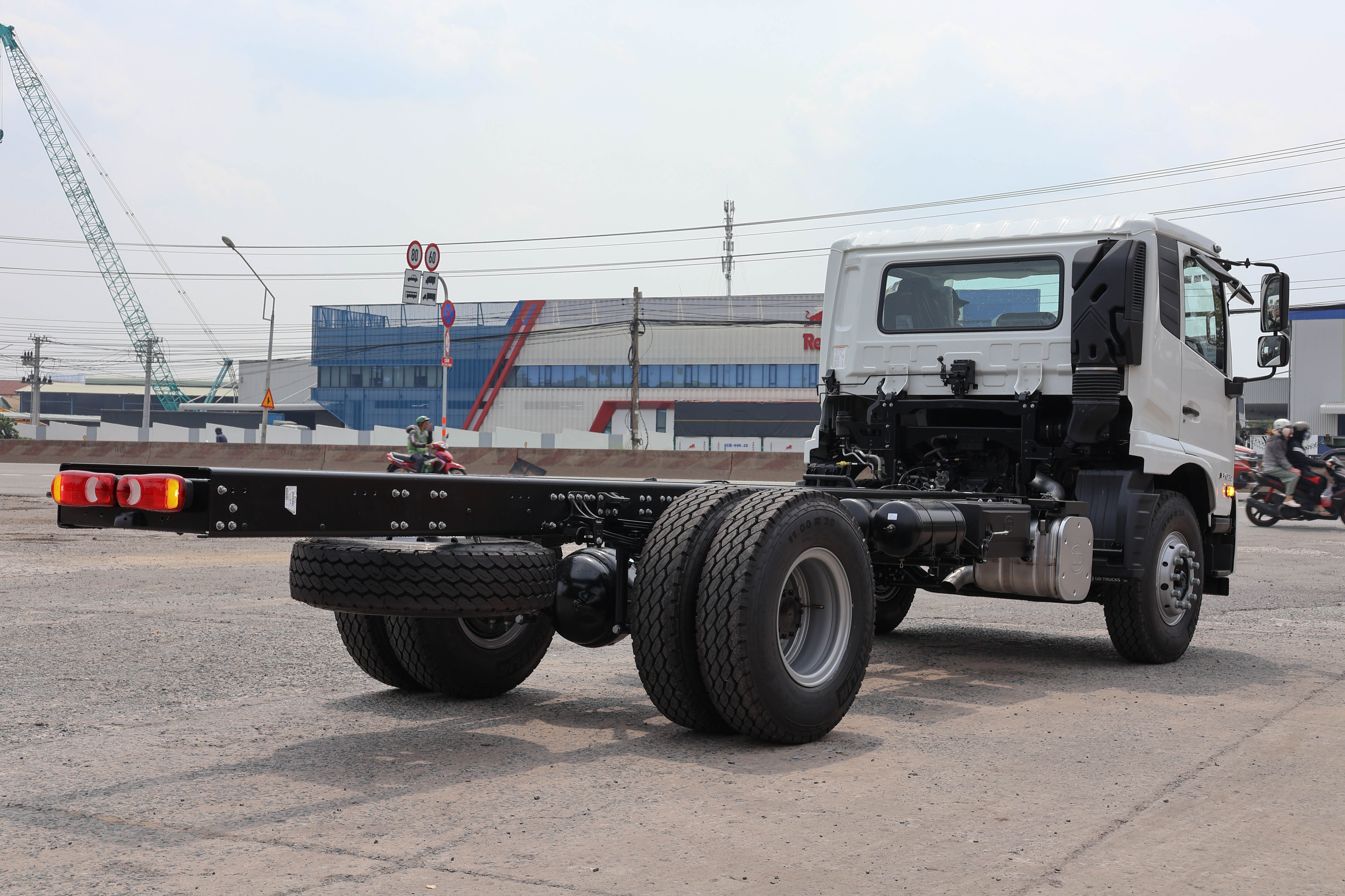 Chassis 4x2 PKE 250 WB4250 - http://marketing.udtrucks.com.vn/file/udtrucks/PKE-250/4250/photo/IMG_0456.jpg