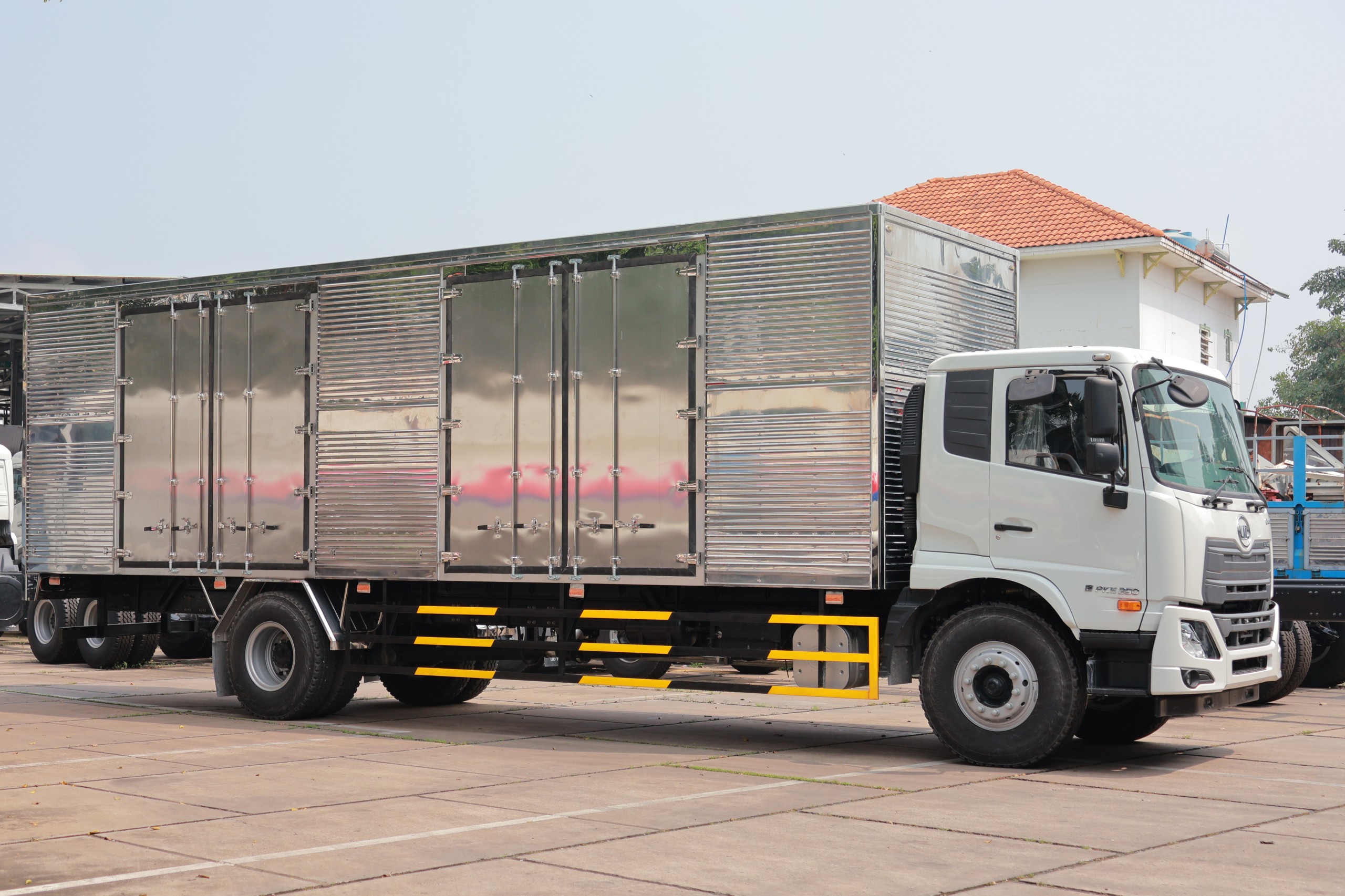 4x2 PKE 250 Thùng Kín HN - http://marketing.udtrucks.com.vn/file/udtrucks/PKE-250/TK-HN/photo/img_6428.jpg