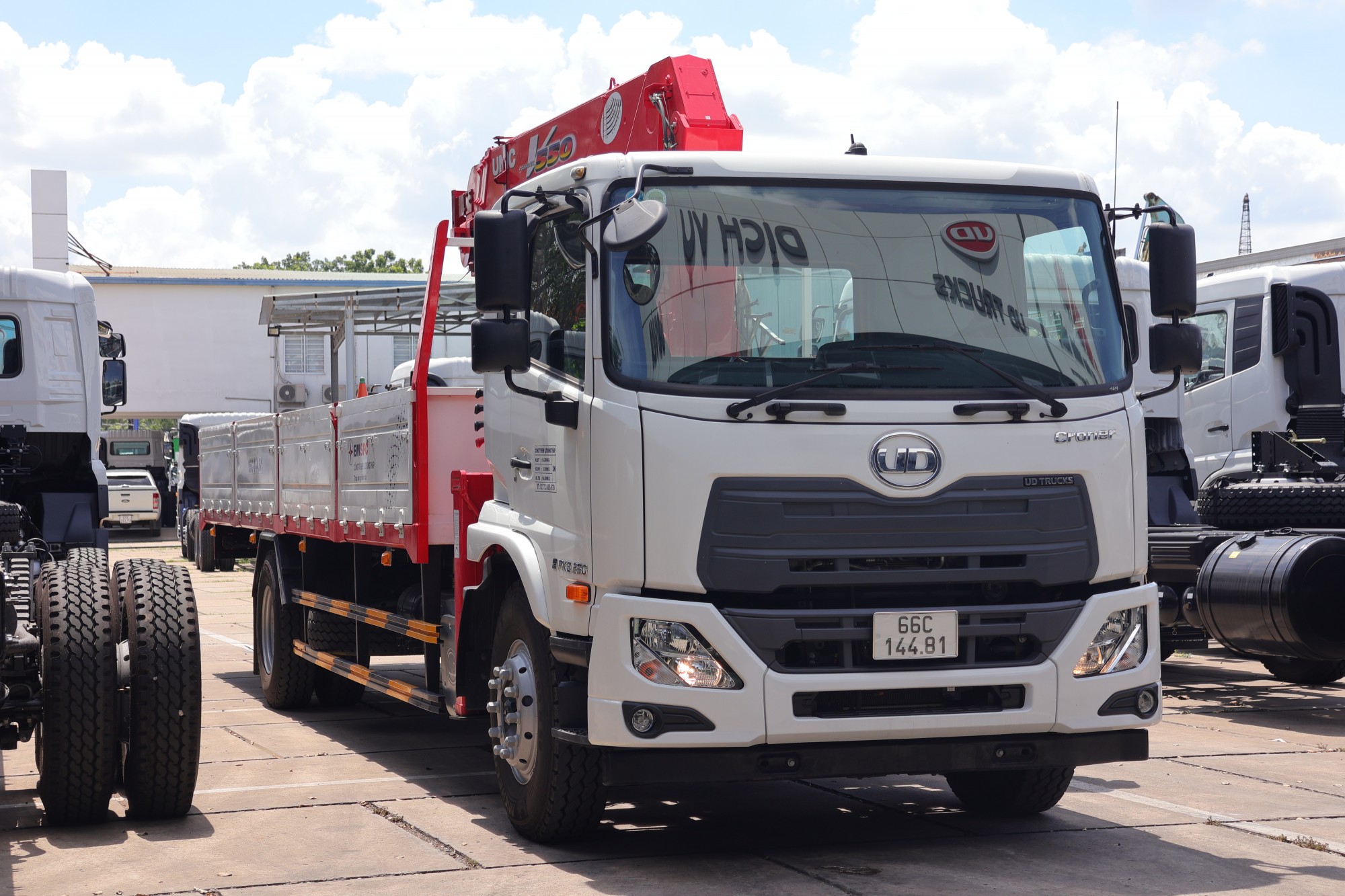 Cẩu UNIC 4x2 PKE 250 - http://marketing.udtrucks.com.vn/file/udtrucks/PKE-250/UNIC-5T/Photo/IMG_8326.jpg
