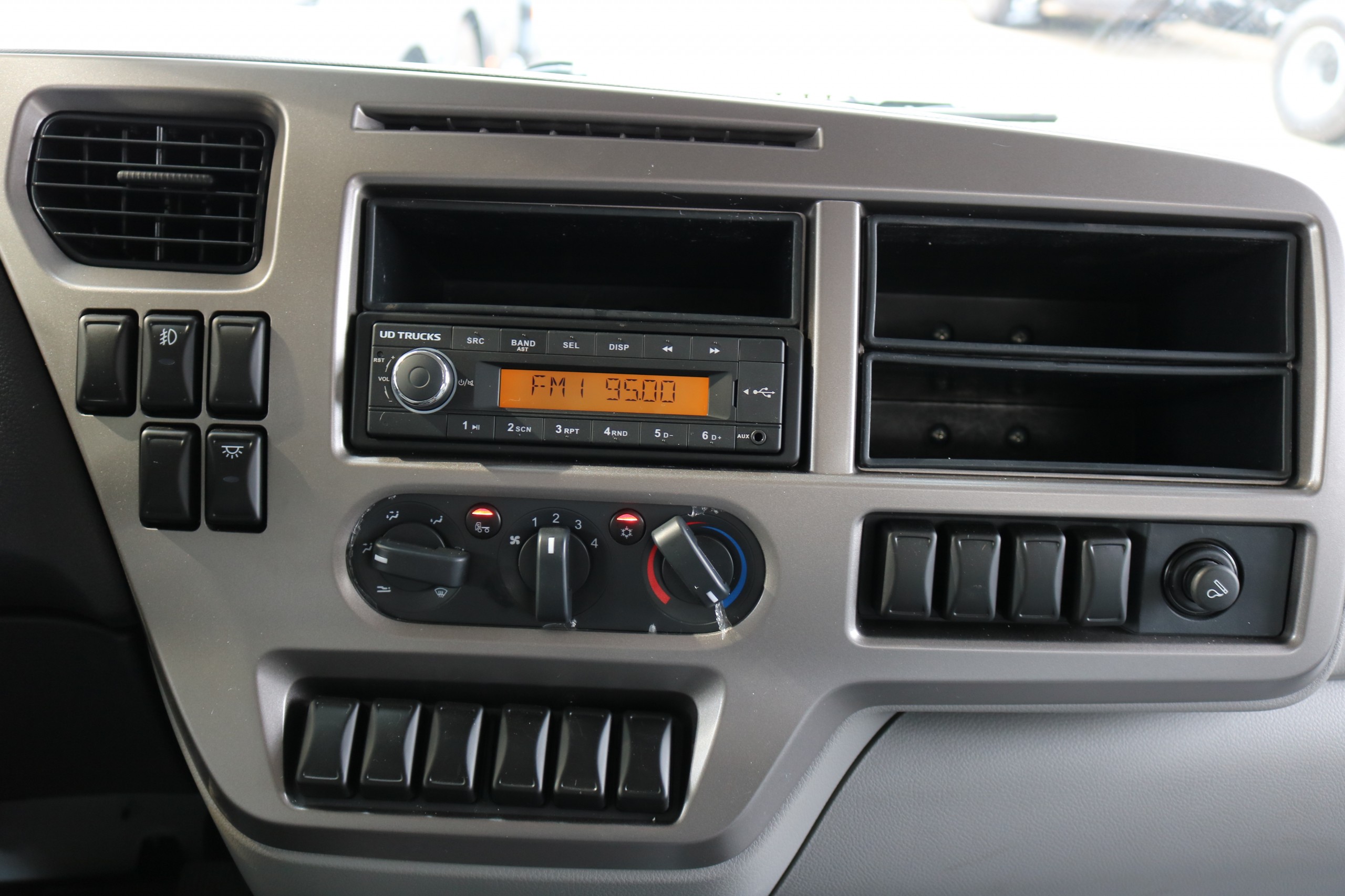 UD Croner PDE 250 - http://marketing.udtrucks.com.vn/file/udtrucks/cabin/PKE-250/pke_250_radio.jpg