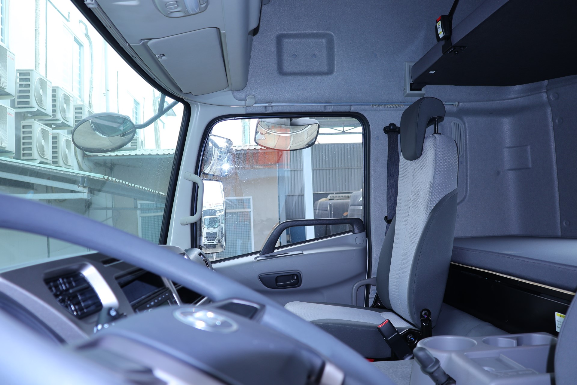 UD Quester GWE 350 XXSL - http://marketing.udtrucks.com.vn/file/udtrucks/cabin/XXSL/IMG_7754.jpg